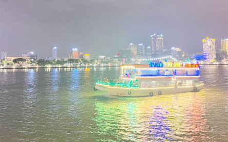 Han River cruise Da Nang by night: Exploration on the Legendary River