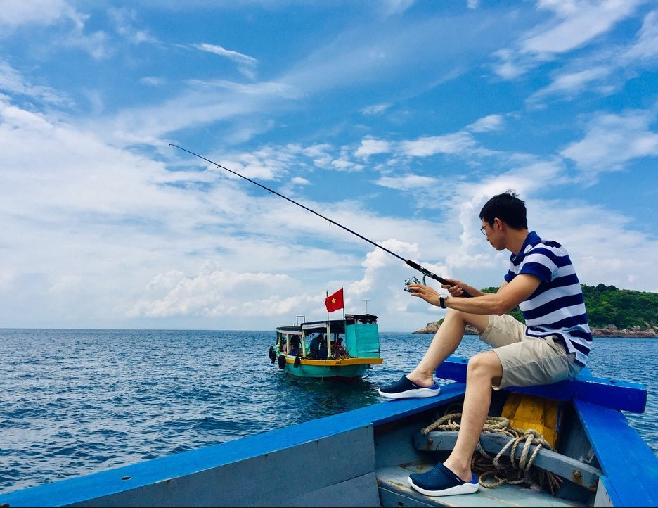 Trải nghiệm cảm giác câu cá tại vùng biển Hòn Lao xinh đẹp