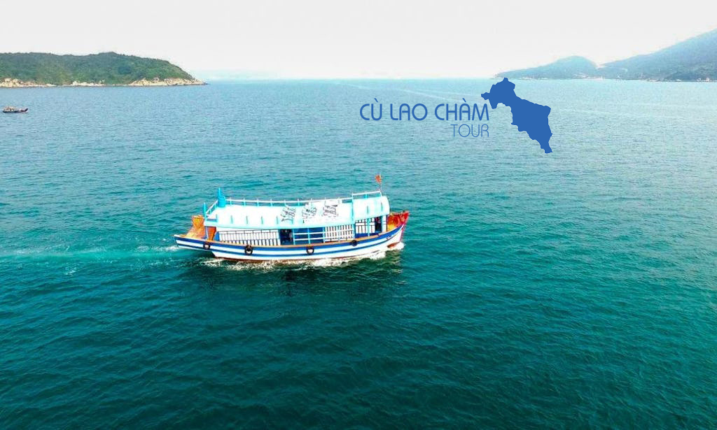 Tàu gỗ phương tiện di chuyển hàng hóa, và các du khách tham quan lặn bình khí tại Cù Lao Chàm