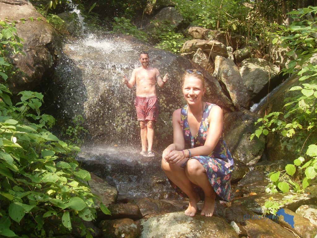 Tắm suối tự nhiên ở khu sinh thái Rẫy Ông Bàng
