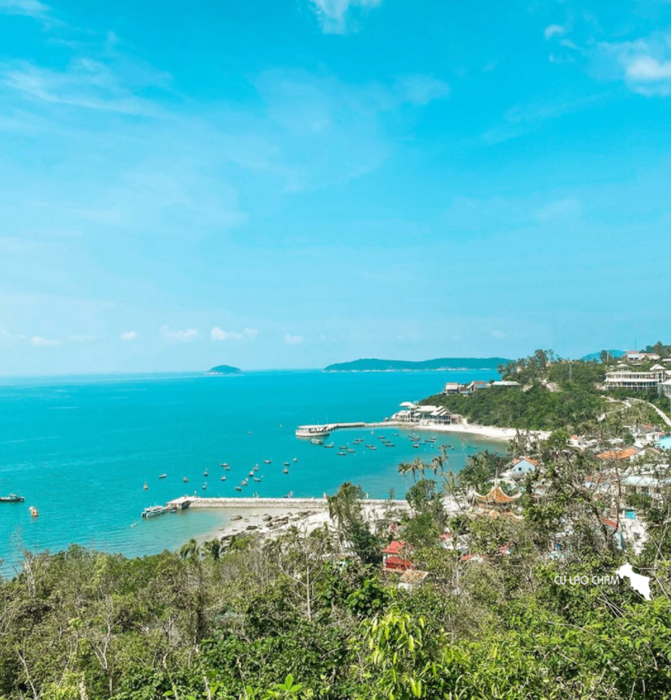 Bãi Hương nhìn từ đường ven biển