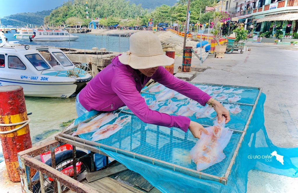 Như dân đang phơi mực 1 nắng Cù Lao Chàm