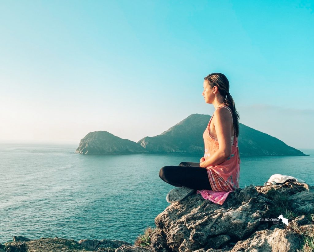 Khách nước ngoài tập Yoga tại Eo Gio Cù Lao Chàm