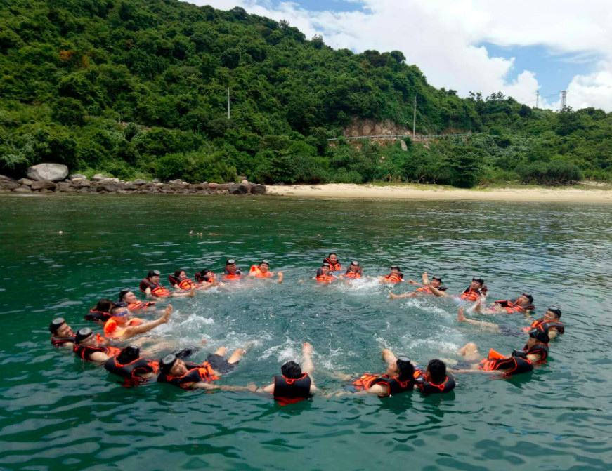 Du khách vui đùa với dịch vụ lặn ngắm san hô Cù Lao Chàm