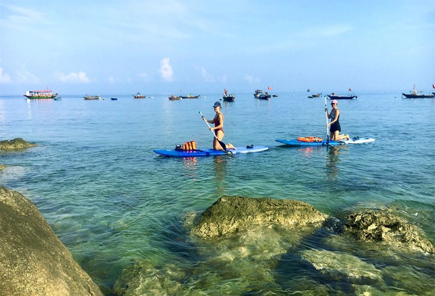 Du khách nước ngoài thích thú chèo Kayak tại Bãi Hương, Cù Lao Chàm