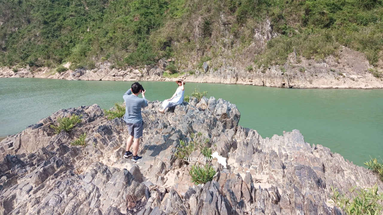 Khách du lịch chụp hình tại khu du lịch Hòn Kẽm Đá Dừng