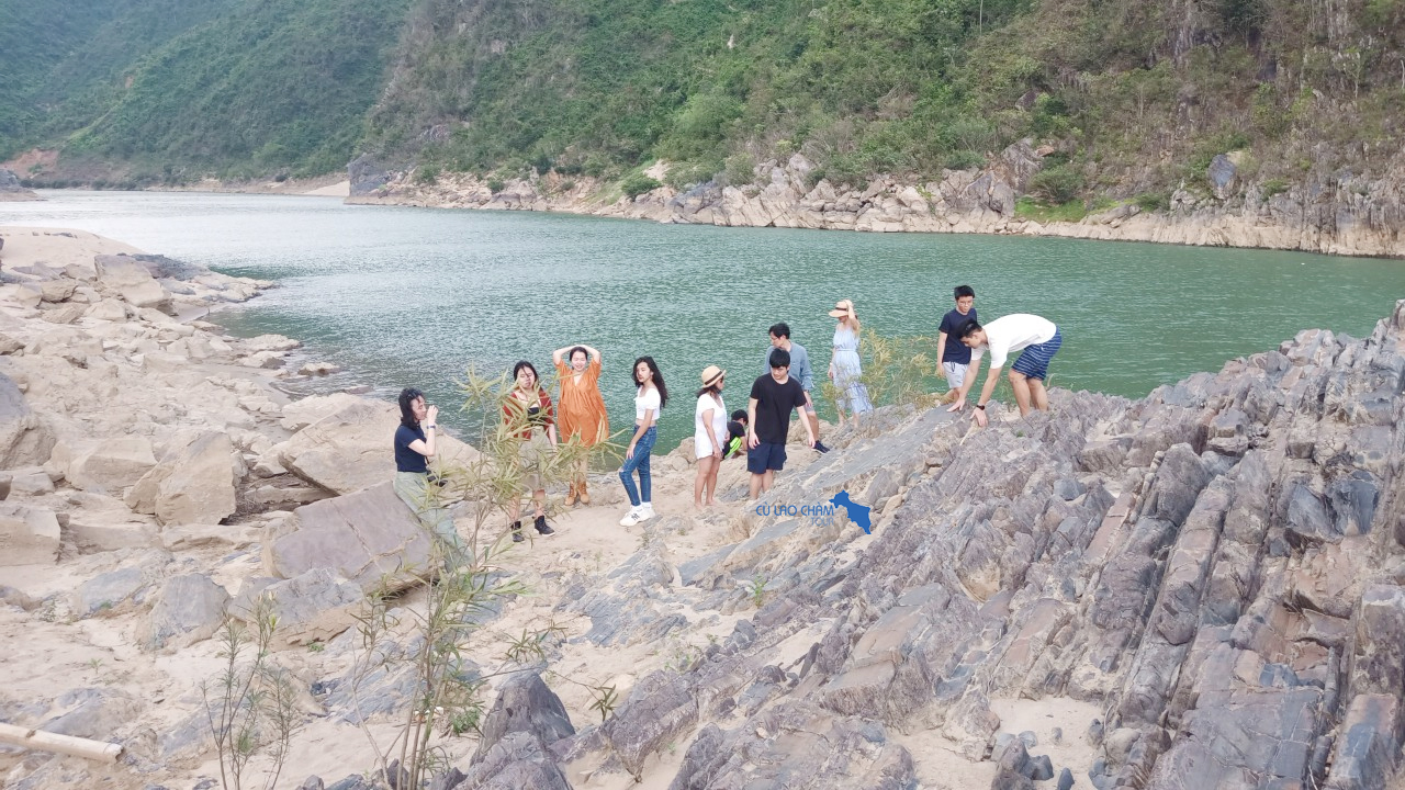 Khách du lịch tham quan và đi dạo trên các vách đá tại Hòn Kẽm Đá Dừng