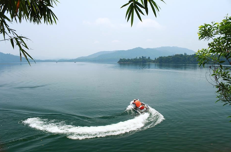 Du khách trải nghiệm đua mô tô nước trong lòng Hồ Phú Ninh