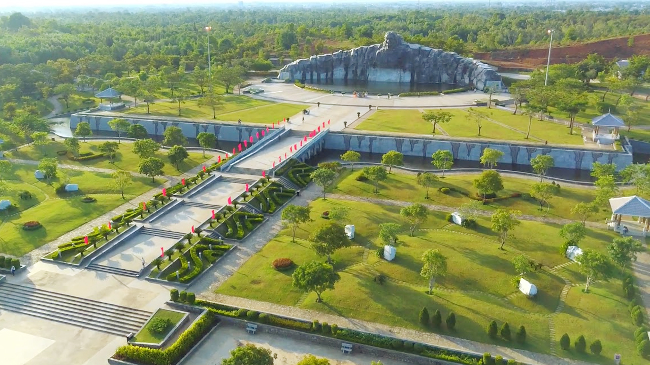 Tượng đài Mẹ Thứ được xây dựng trên đỉnh núi Cấm quảng nam