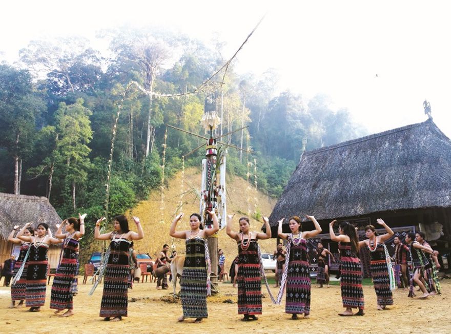 Các thiếu nữ thôn đang múa chào mừng khách du lịch đến với buôn làng