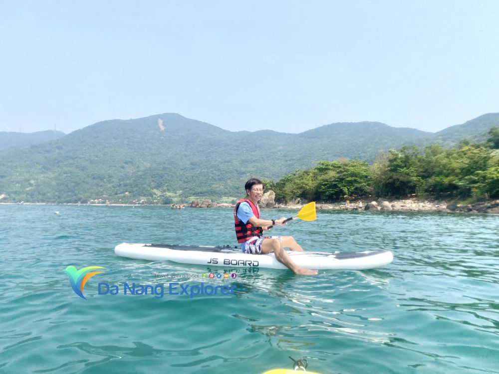 Khách du lịch chèo Kayak tham quan đảo 