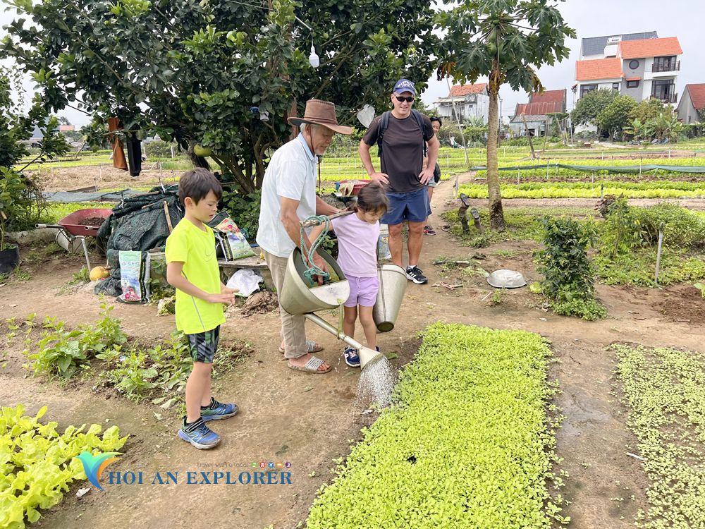 Các bạn trẻ nước ngoài hứng thú với công việc đồng án tại làng rau Trà Quế