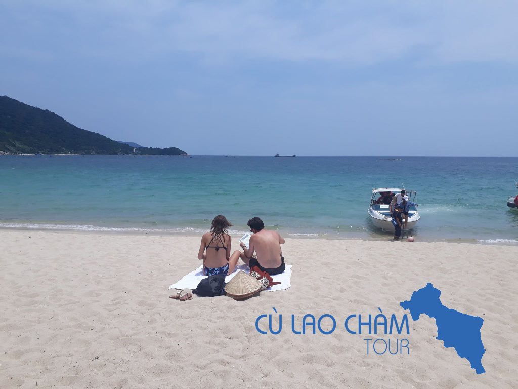 Khách thư giản trên bãi biển