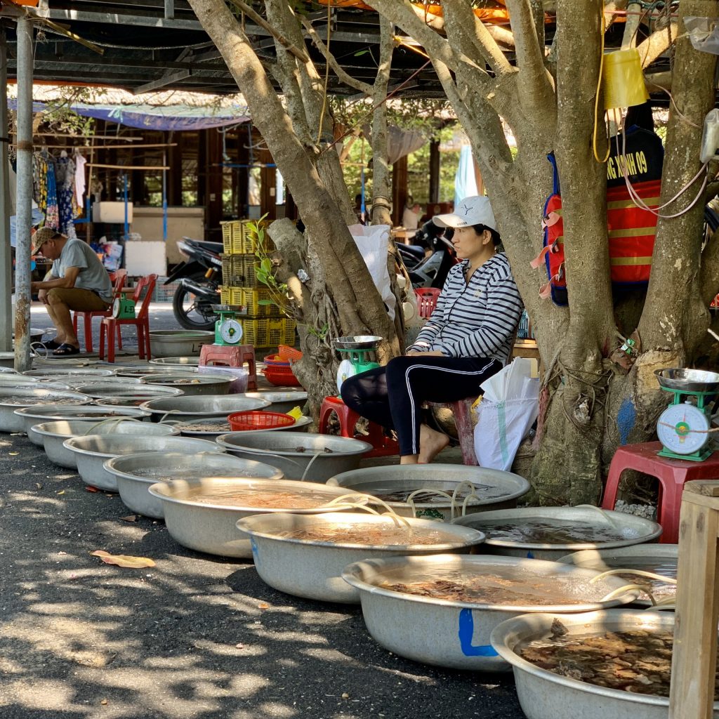 Ngư dân buôn bán tại chợ sản Cù Lao Chàm
