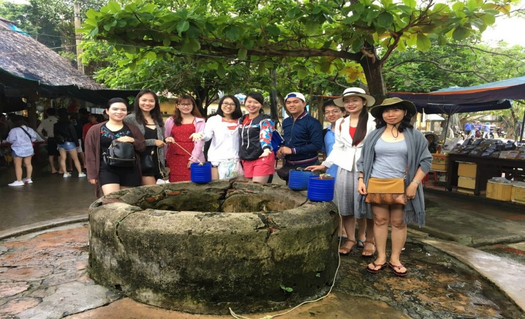Khách tham quan Giếng cổ cù lao chàm