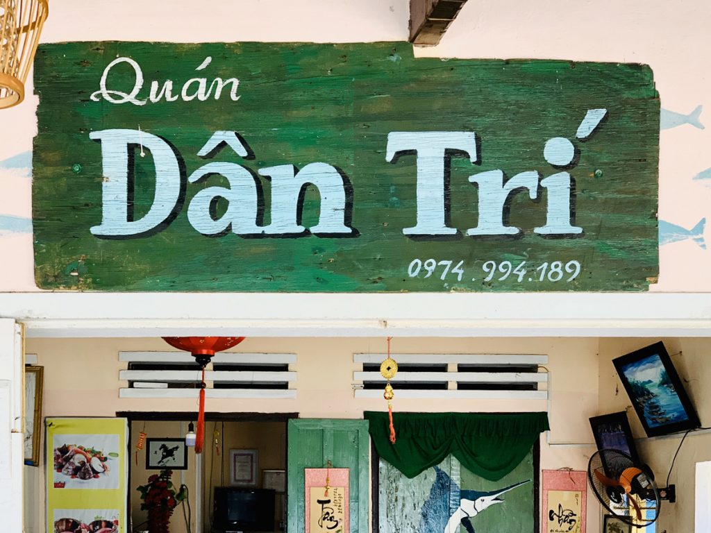 Bảg hiệu dân dã nhà hàng Dân Trí