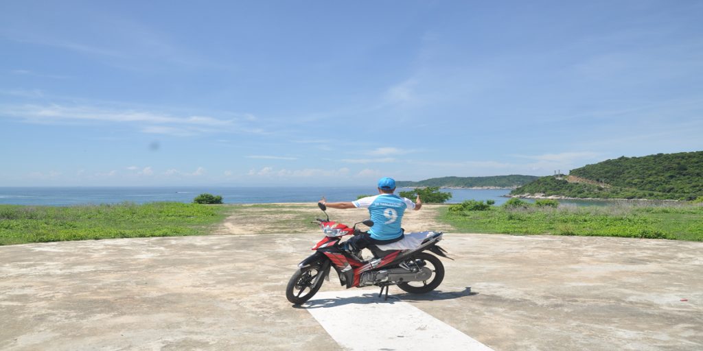 Xe máy di chuyển quanh đảo