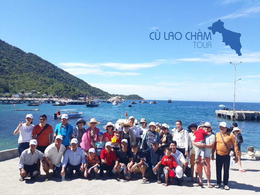 Du khách tham quan Cù Lao Chàm