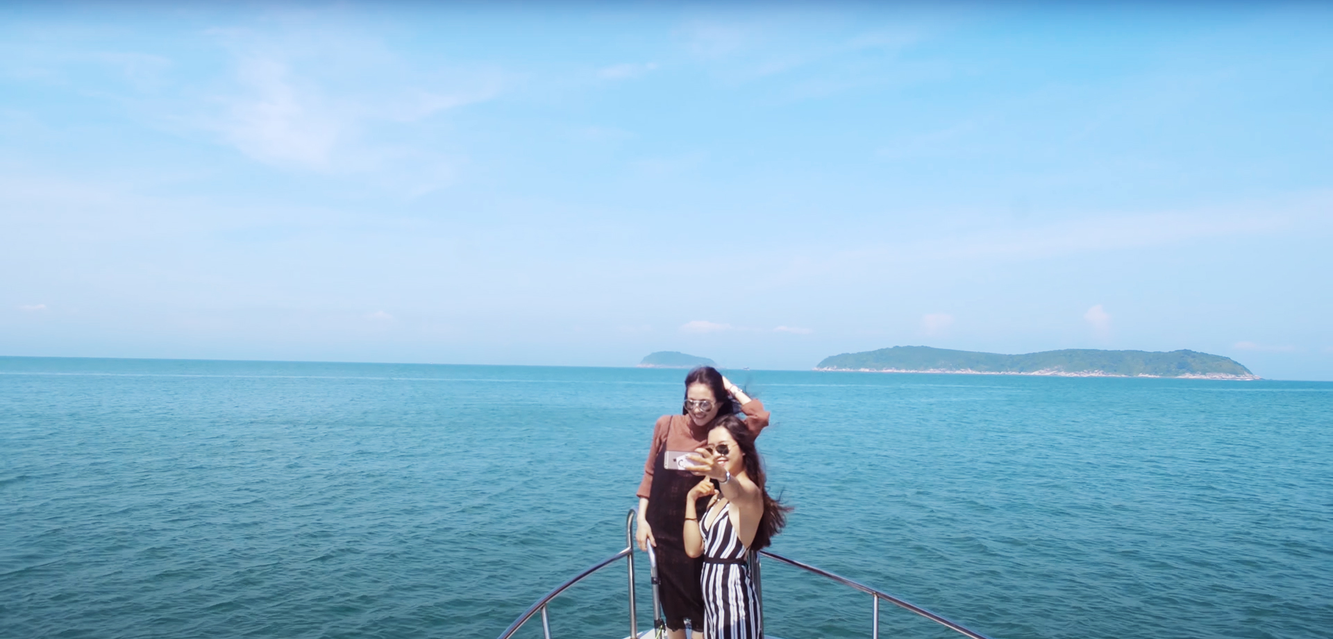 Du khách tham quan đảo